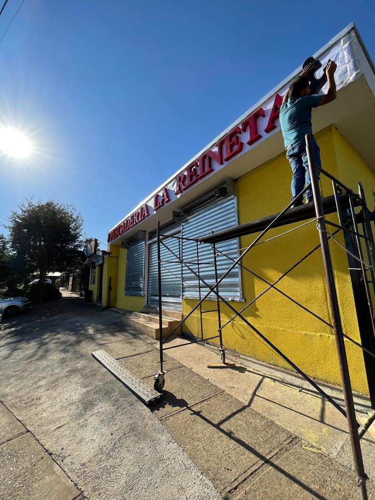 Montaje de letras volumétricas La Reineta sobre fachada comercial